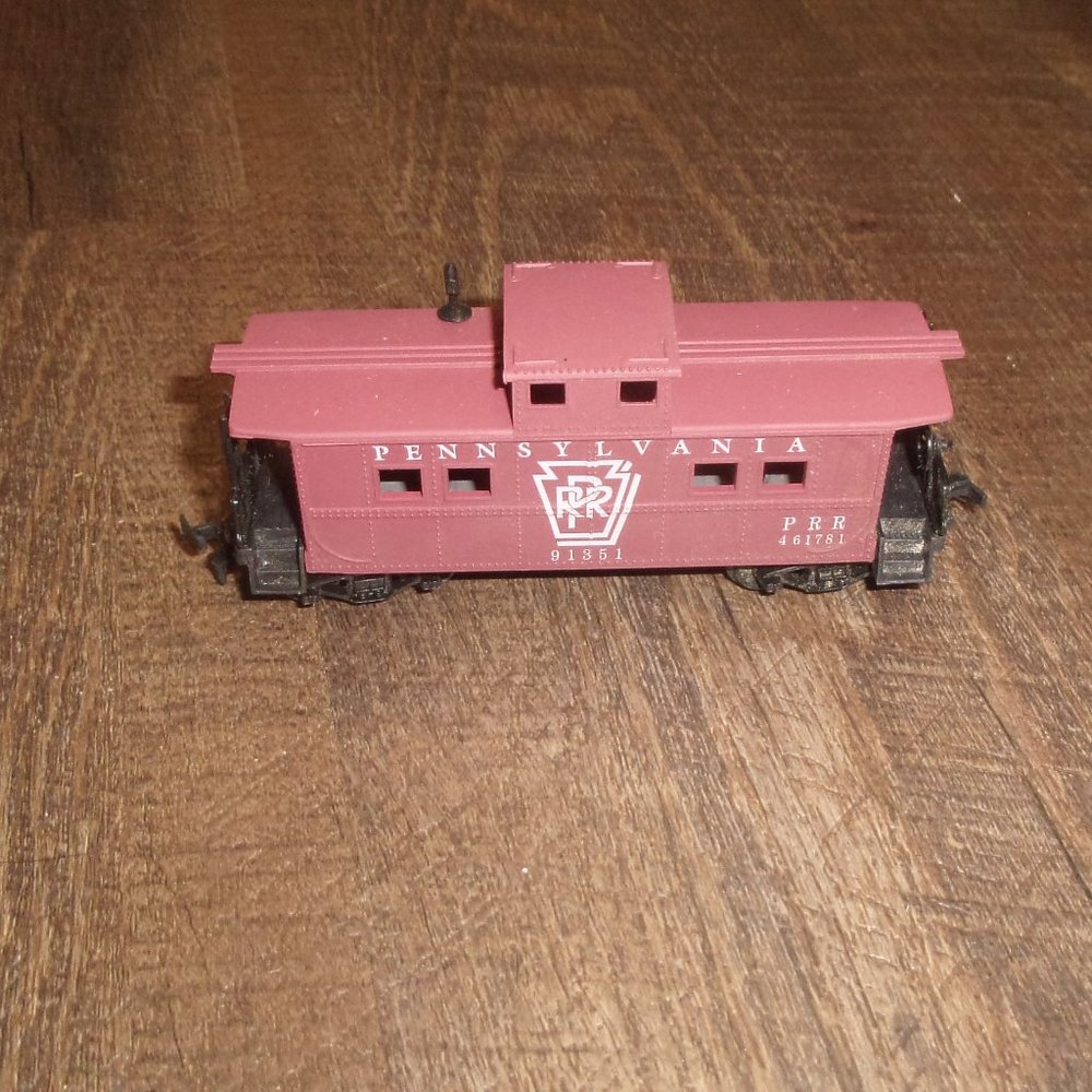 Life Like HO train car Pennsylvania caboose 461781 railroad display